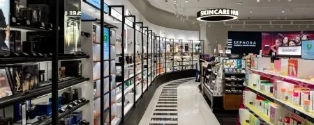 Intérieur du magasin SEPHORA Aéroville avec mobilier retail, linéaires beauté et éclairage modernisé