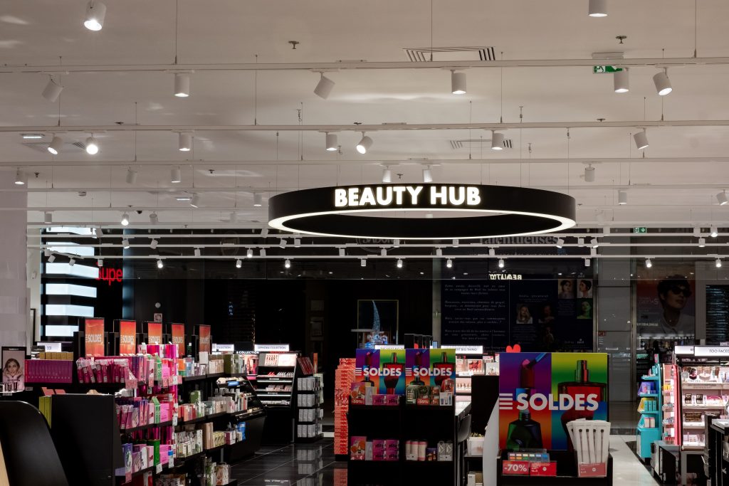 Hauts de linéaires repensés dans le magasin SEPHORA Aéroville avec signalétique et éclairage produits