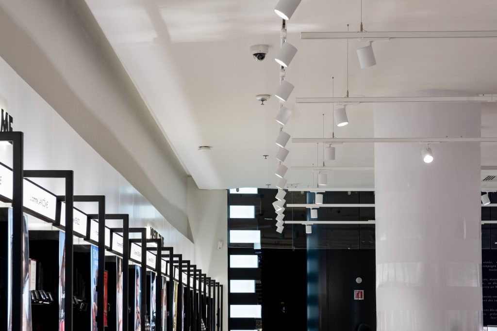 Luminaires et éclairage modernisé dans le magasin SEPHORA Aéroville rénové par L2A Agencement