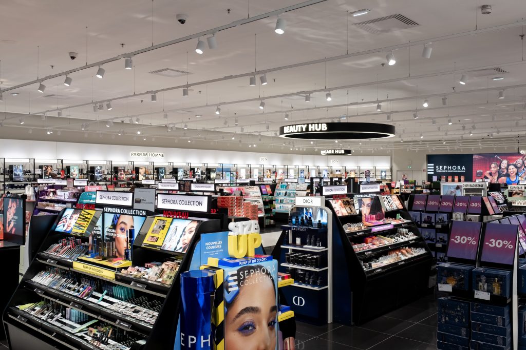 Espace maquillage du magasin SEPHORA Aéroville avec produits cosmétiques, miroirs et mobilier de présentation
