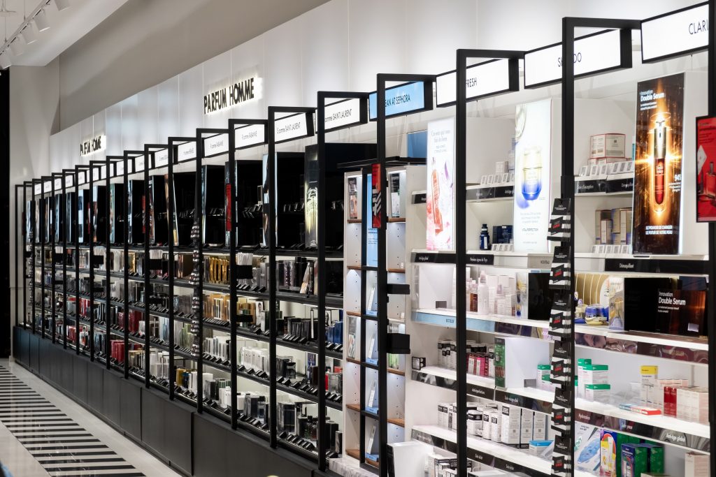 Linéaires parfums dans le magasin SEPHORA Aéroville avec mobilier noir, éclairage intégré et hauts de rayons