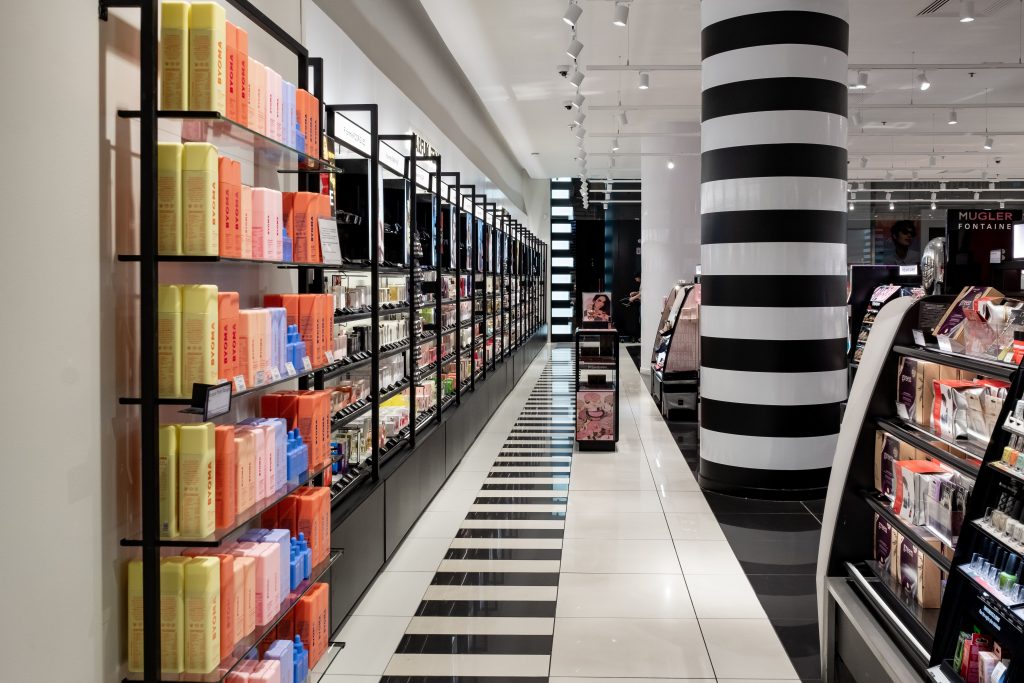 Pylône merchandising dans le magasin SEPHORA Aéroville avec produits beauté et signalétique de marque