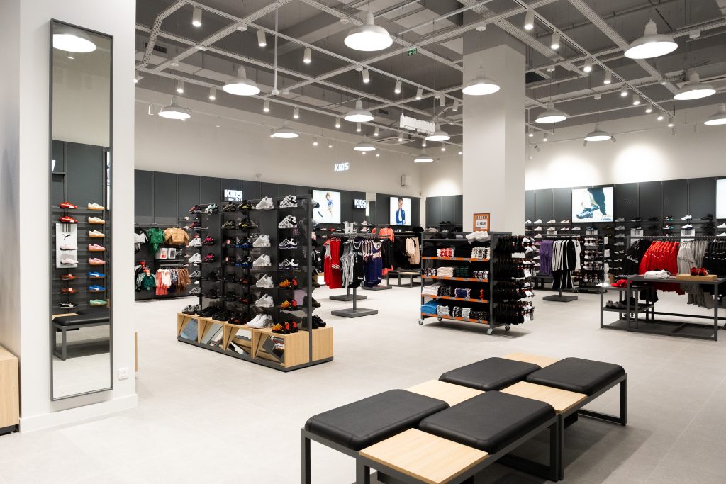 Intérieur du magasin Foot Locker Bobigny avec mobilier retail, sneakers, vêtements et éclairage moderne