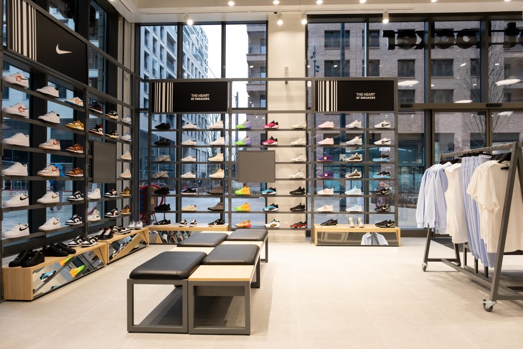 Linéaires de chaussures sneakers dans le magasin Foot Locker Bobigny aménagé par L2A Agencement