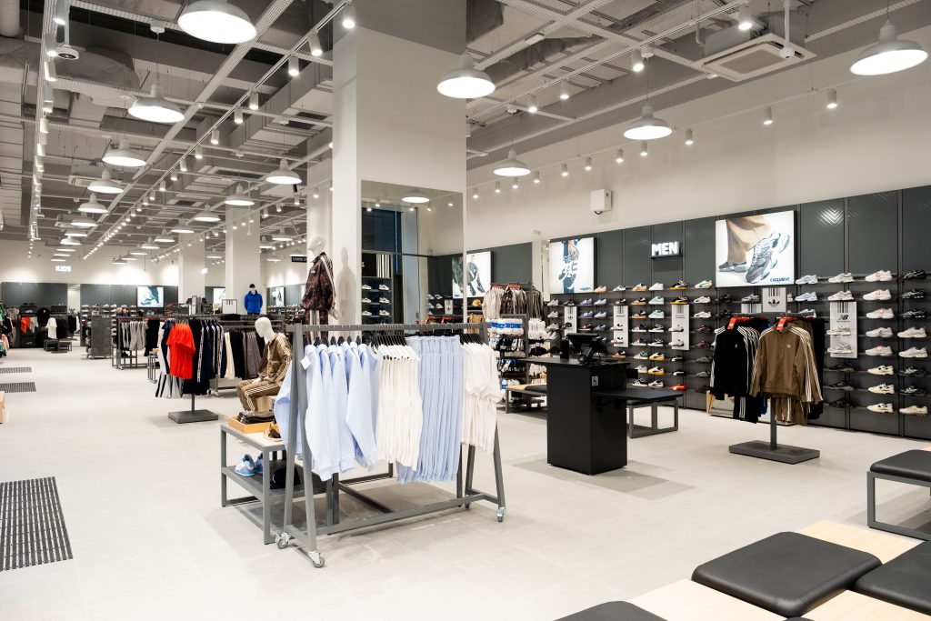 Espace vêtements sportwear dans le magasin Foot Locker Bobigny avec portants, mannequins et mobilier de présentation