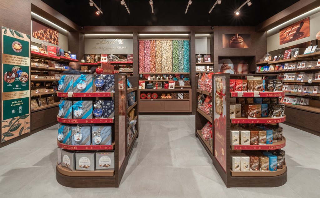 Espace chocolat dans la boutique Lindt Toulon avec mobilier sur mesure et produits mis en avant