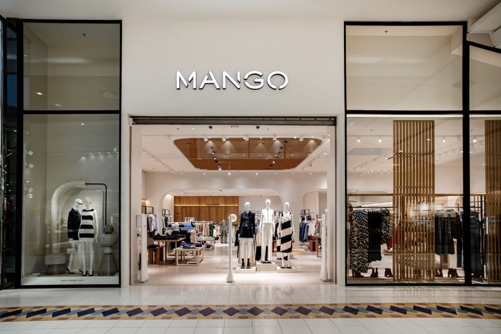Devanture de la boutique MANGO Rosny avec enseigne lumineuse, vitrines et ouverture sur l’espace de vente