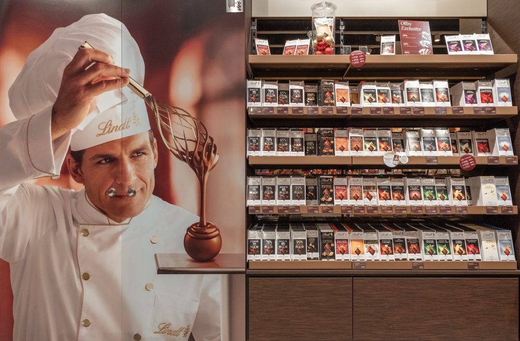 Linéaires de chocolats Lindt dans la boutique de Toulon rénovée par L2A Agencement