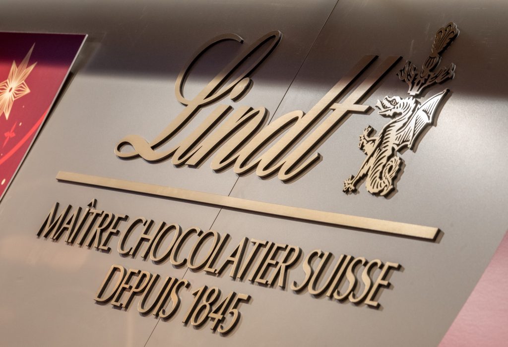 Espace dégustation dans la boutique Lindt Toulon avec mobilier, chocolats et ambiance sensorielle