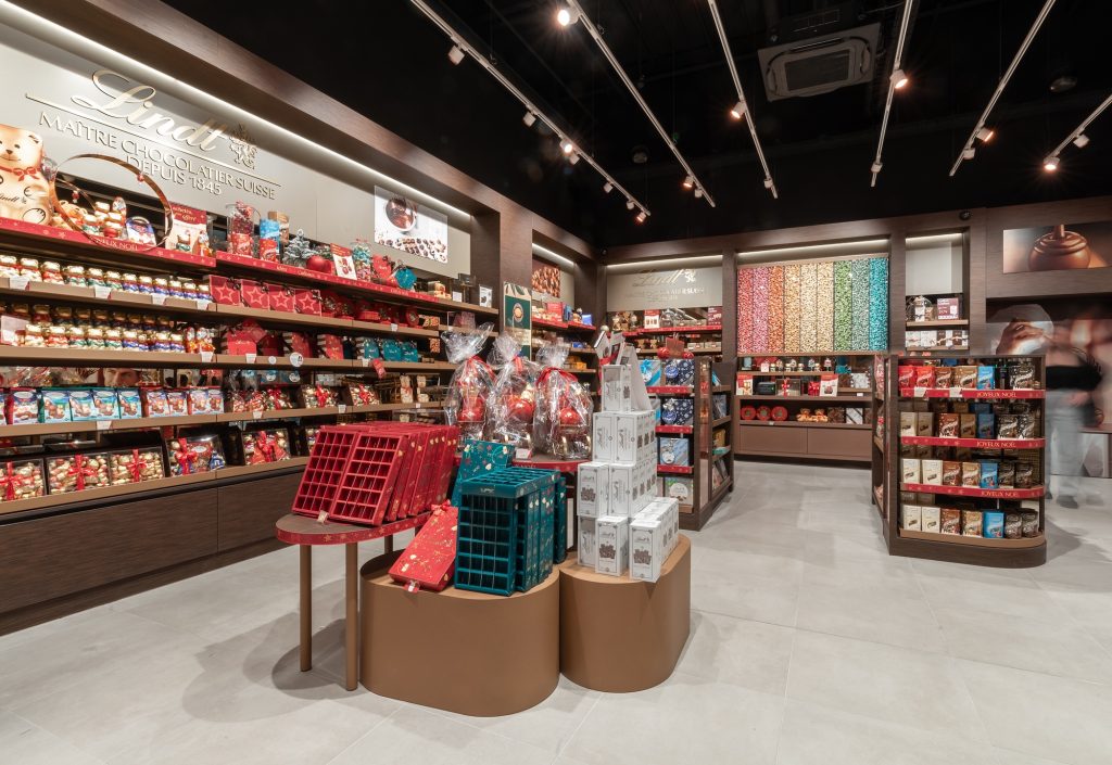 Détail du mobilier personnalisé dans la boutique Lindt Toulon avec présentation de chocolats
