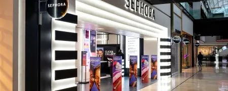 Façade SEPHORA La Défense modernisée avec habillage inspiré de La Grande Arche et éclairage LED