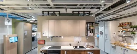 Intérieur de l’atelier IKEA Paris avec espace de conception, mobilier retail et ambiance urbaine