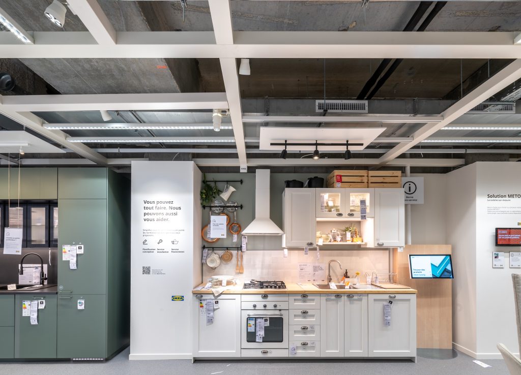 Espace cuisine dans l’atelier IKEA Paris avec mobilier de conception, rangements et présentation produit