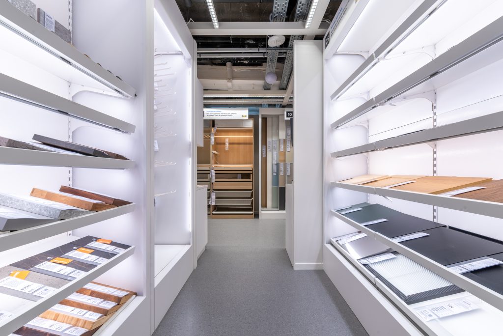 Présentation de matériaux et finitions dans l’atelier IKEA Paris avec mobilier retail et échantillons