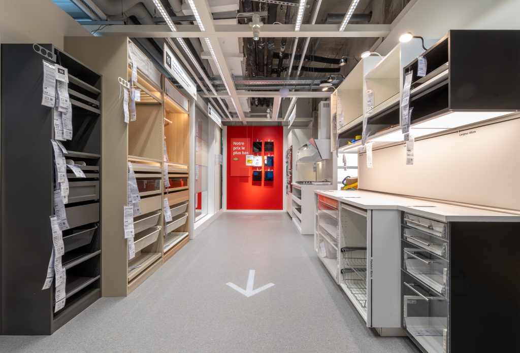 Rayons et espaces de présentation dans l’atelier IKEA Paris avec mobilier, accessoires et circulation client