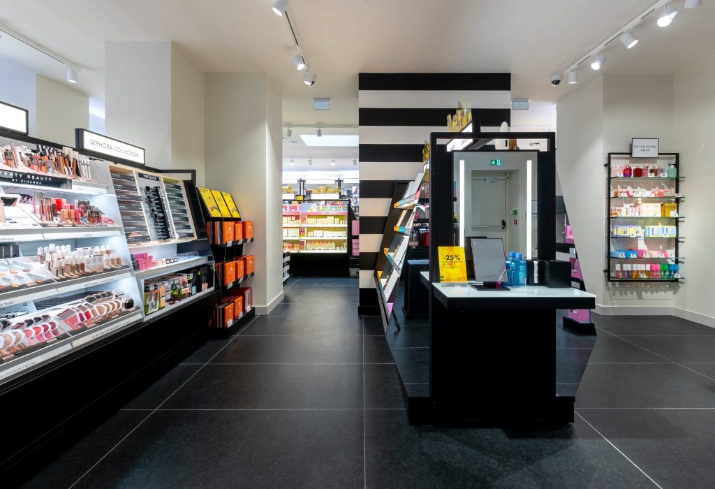 Espace maquillage et mobilier de présentation dans la boutique SEPHORA Aix-en-Provence