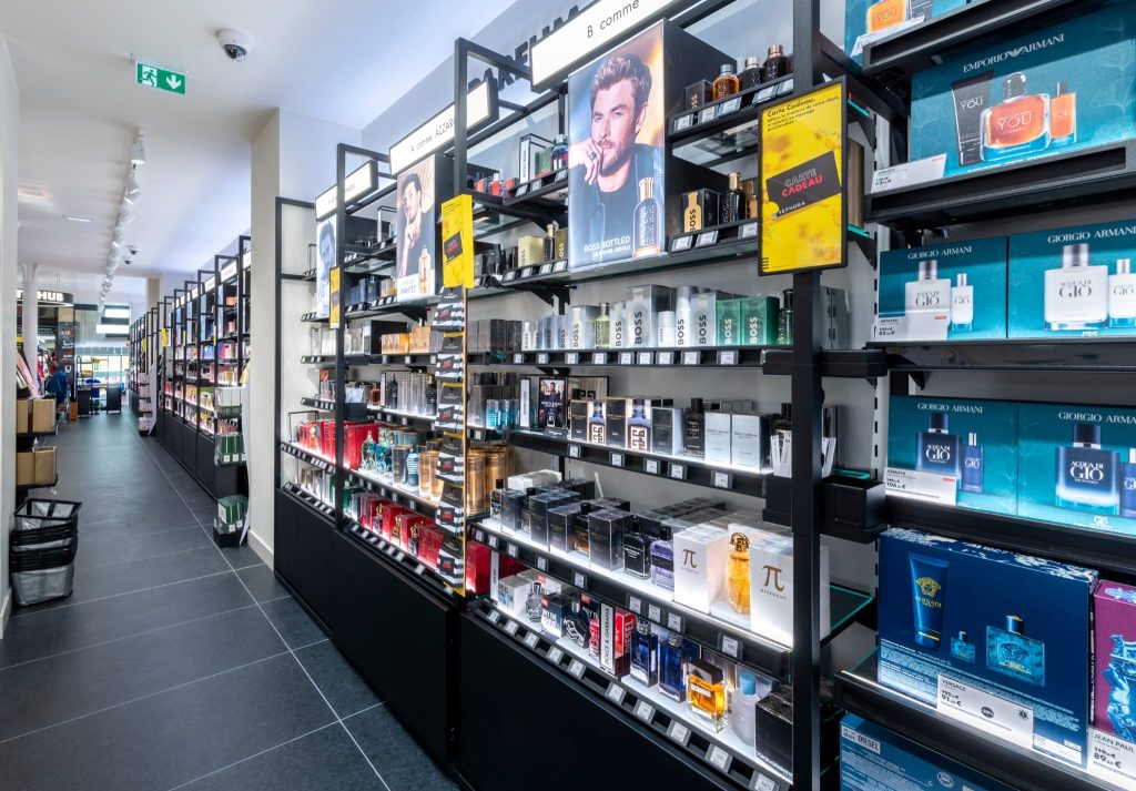 Rayons parfums de la boutique SEPHORA Aix-en-Provence avec mobilier noir et éclairage intégré