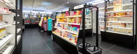 Intérieur de la boutique SEPHORA Aix-en-Provence avec linéaires beauté, parfums et mobilier retail