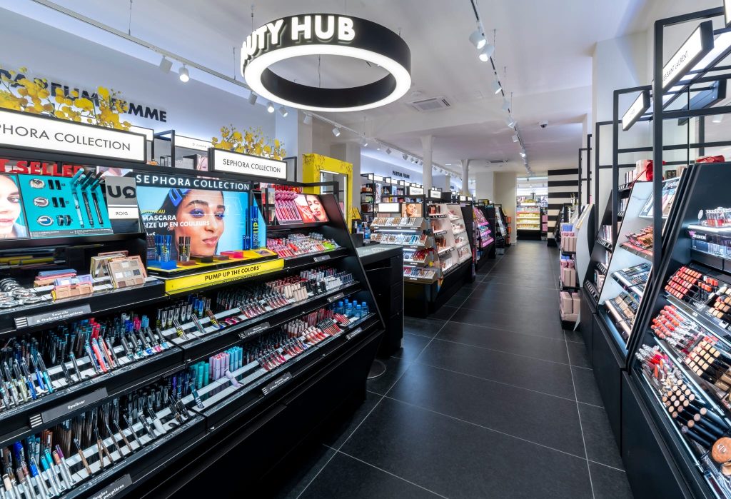 Beauty Hub et espaces maquillage dans la boutique SEPHORA Aix-en-Provence aménagée par L2A
