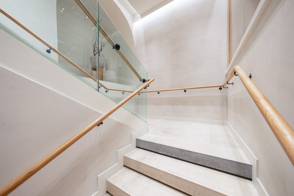Escalier central du flagship Mango Opéra à Paris