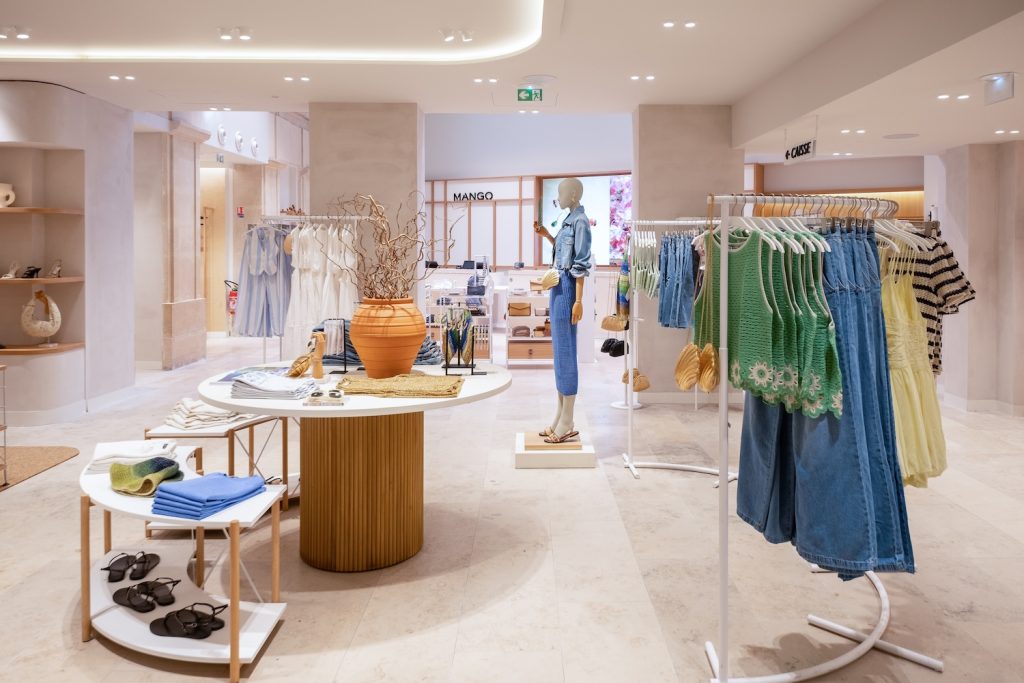 Finitions haut de gamme du flagship Mango Opéra réalisées par L2A Agencement