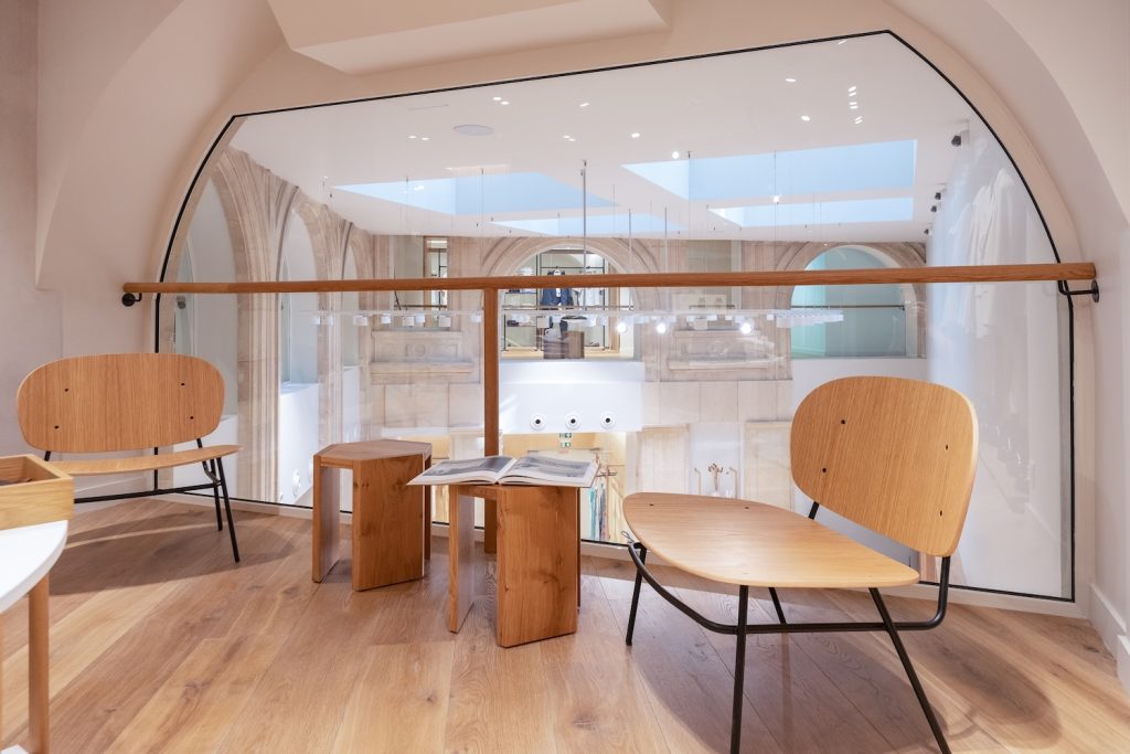 Mobilier et matériaux du concept New Med dans le magasin Mango Paris