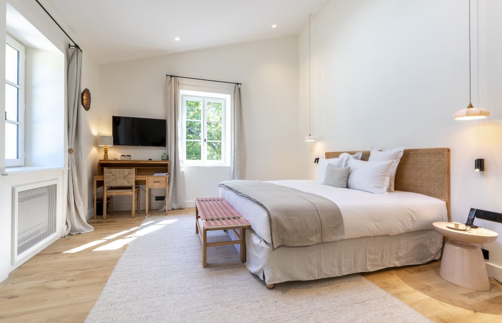 Mobilier hôtelier sur mesure réalisé par L2A Agencement pour une chambre du Domaine de Fontenille dans le Luberon