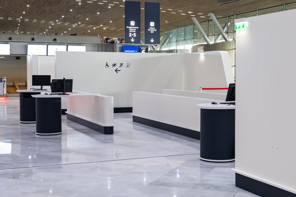 Comptoirs d’accueil Air France SkyPriority à Roissy avec mobilier sur mesure en stratifié courbe