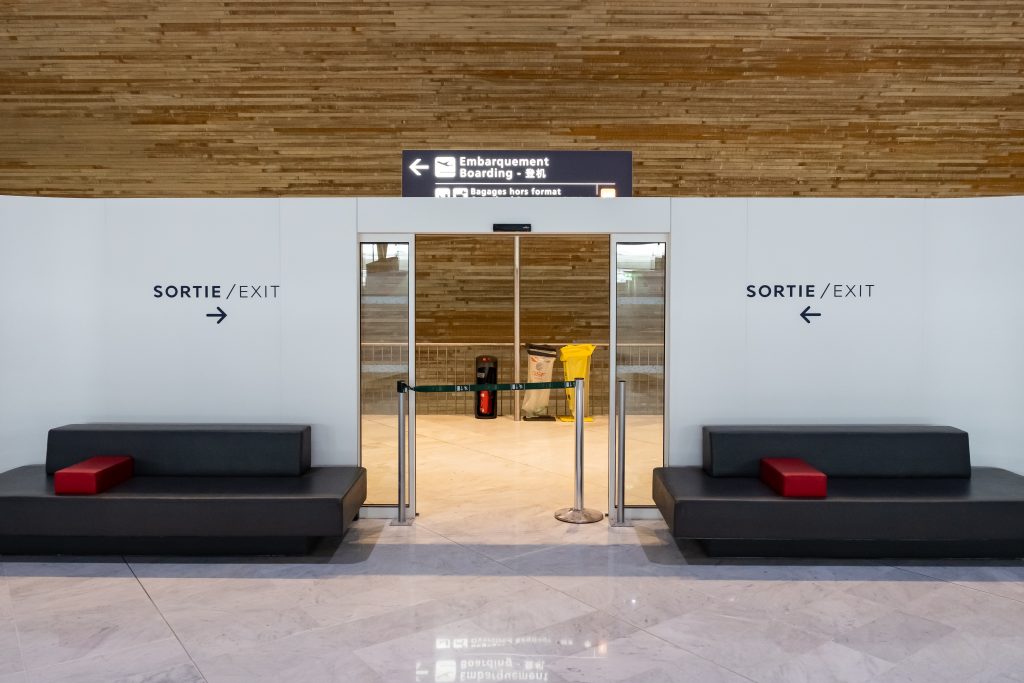 Espace Air France SkyPriority Roissy avec aménagement confortable, mobilier premium et parcours fluide