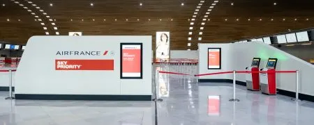 Espace Air France SkyPriority à Roissy CDG avec mobilier sur mesure, comptoirs et parcours client optimisé