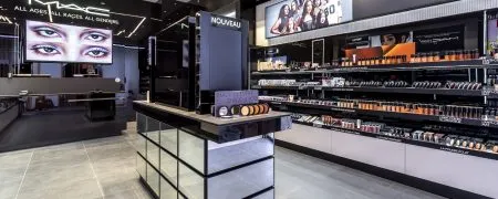 Intérieur de la boutique MAC Paris Forum des Halles avec mobilier retail, espace beauté et concept international