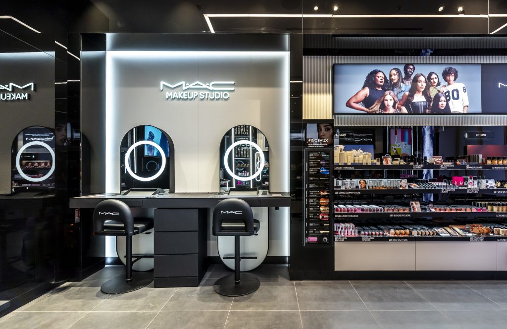 Cabines et espace d’essai dans la boutique MAC Paris avec finitions retail et mobilier beauté
