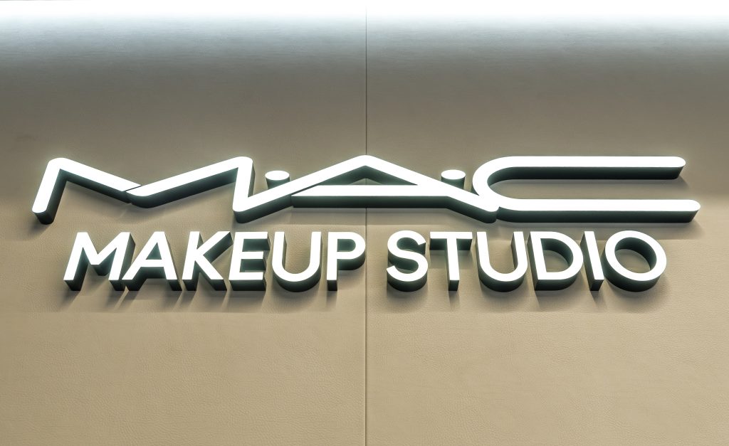 Enseigne MAC Cosmetics au Forum des Halles à Paris avec façade de boutique et identité visuelle forte