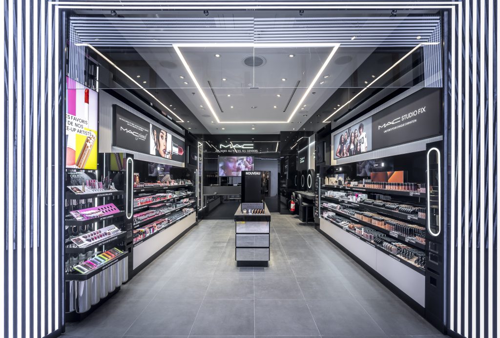 Entrée de la boutique MAC Paris Forum des Halles avec signalétique, mobilier retail et espace de vente beauté