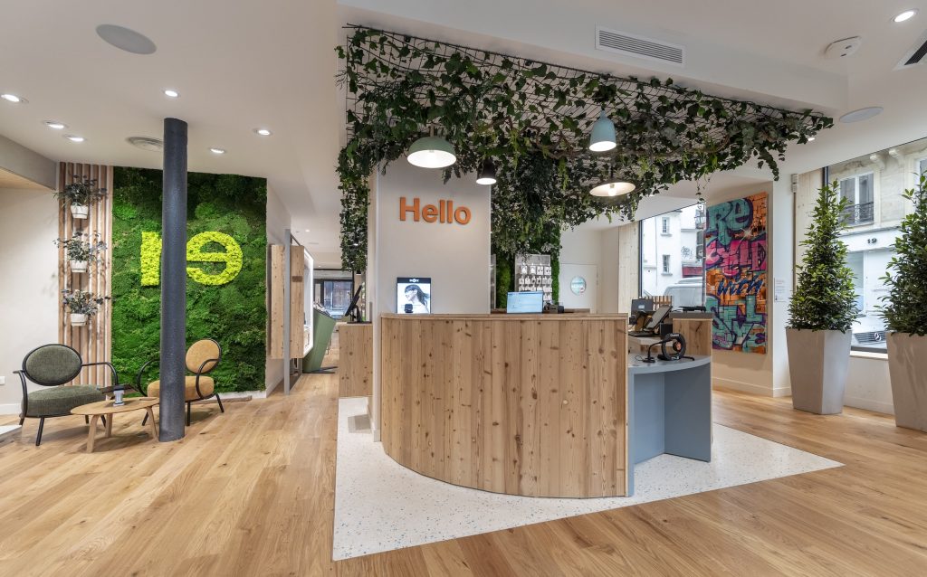 Intérieur du concept store Orange rue de Rivoli à Paris avec mobilier retail, signalétique et espace de conseil