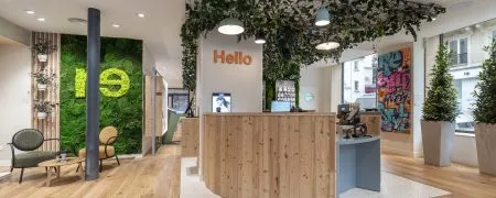 Intérieur du concept store Orange rue de Rivoli à Paris avec mobilier retail, signalétique et espace de conseil
