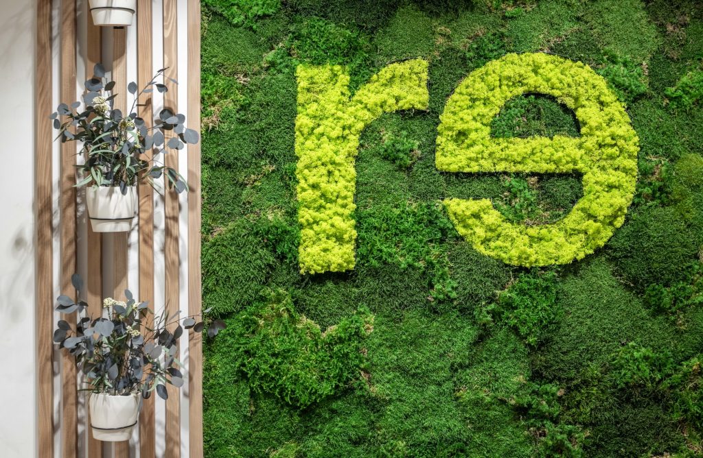 Mobilier dédié au recyclage dans le concept store Orange Paris avec signalétique responsable