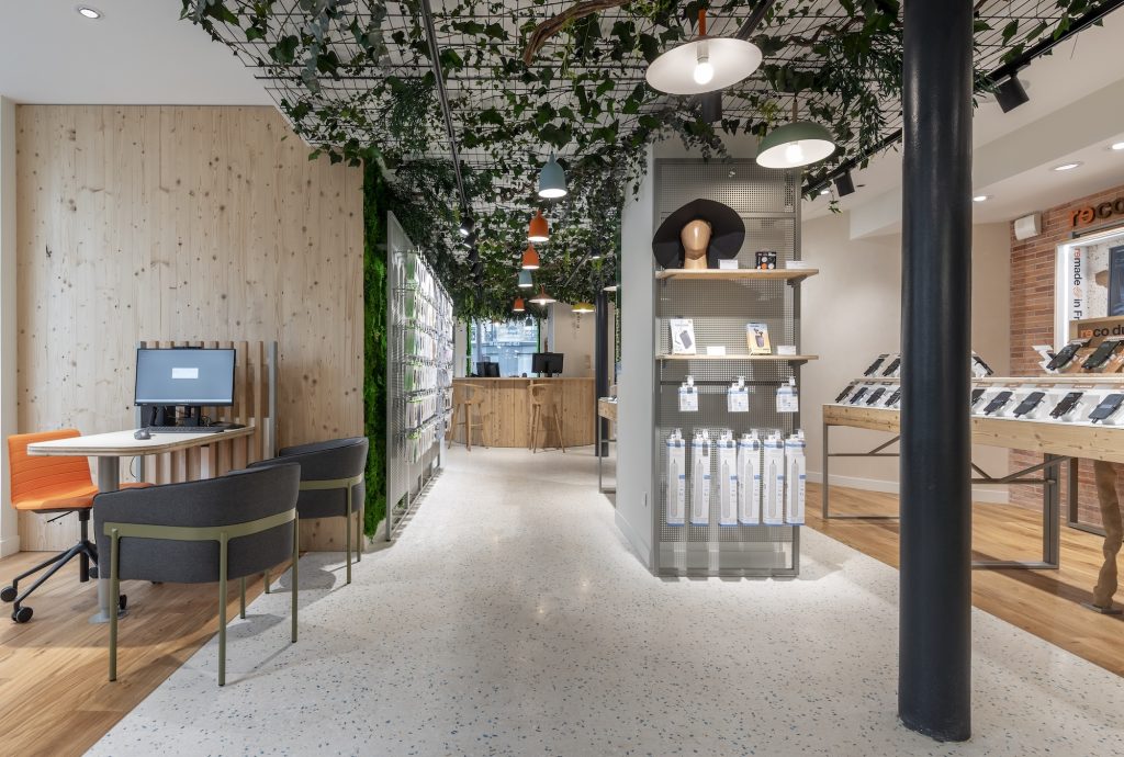 Nouveau concept Le Store Orange à Paris avec espaces de vente, conseil client et mobilier retail