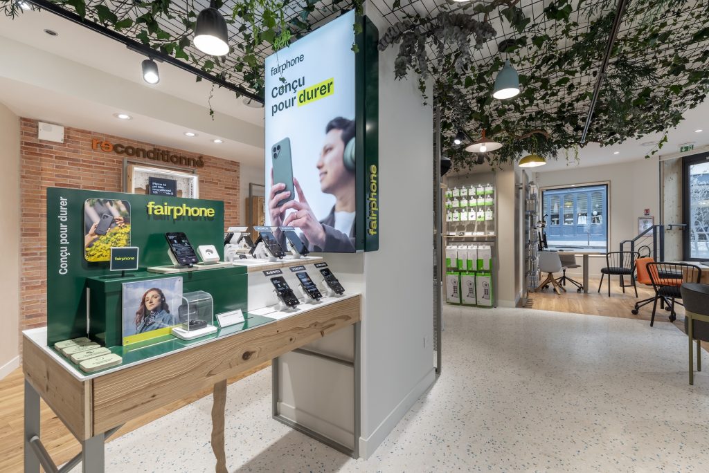 Intérieur de la boutique Orange Paris avec mobilier intégré, éclairage, signalétique et espaces de vente