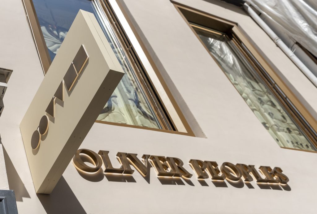 Façade et vitrines du flagship Oliver Peoples à Paris