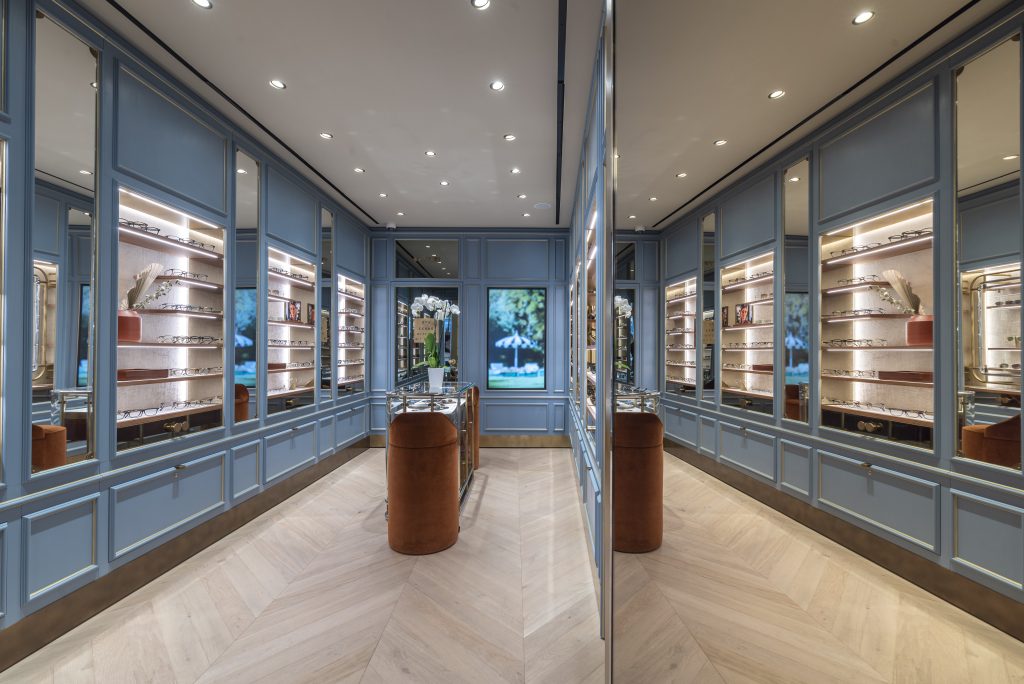 Détail de présentation des lunettes Oliver Peoples dans le flagship parisien