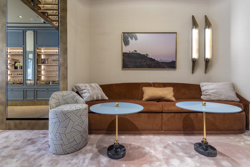 Mobilier sur mesure et miroirs dans la boutique Oliver Peoples à Paris