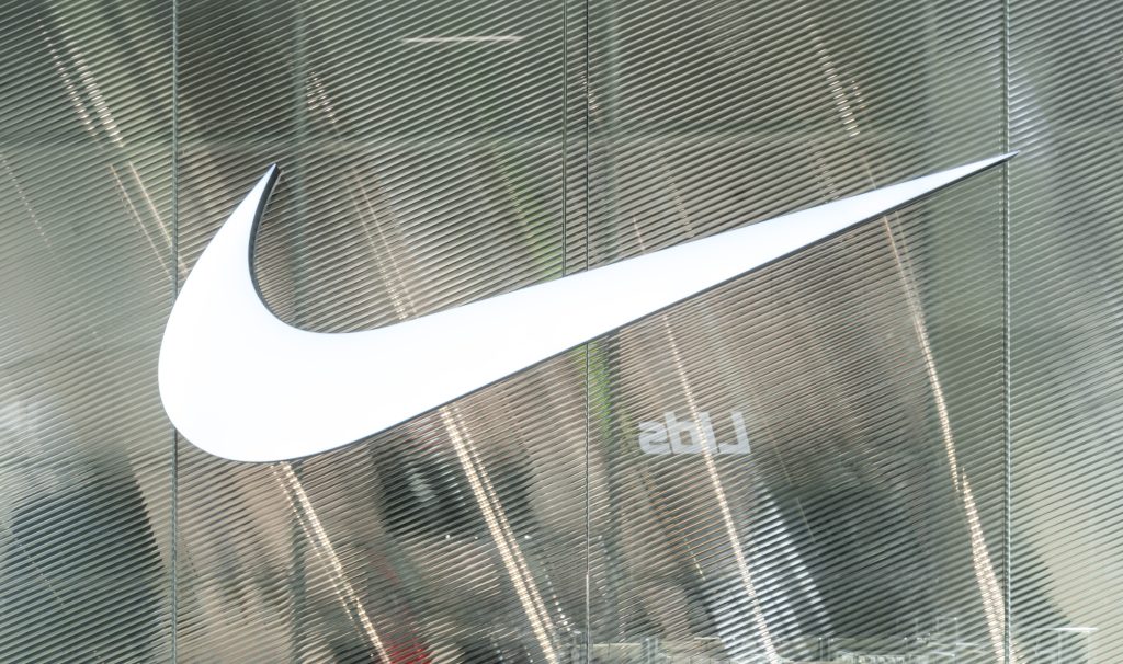 Enseigne Nike Aéroville avec façade de magasin, signalétique lumineuse et entrée de boutique