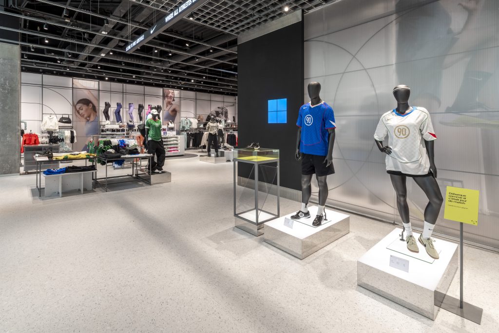 Espace football du magasin Nike Aéroville avec maillots, équipements sportifs et mobilier de présentation