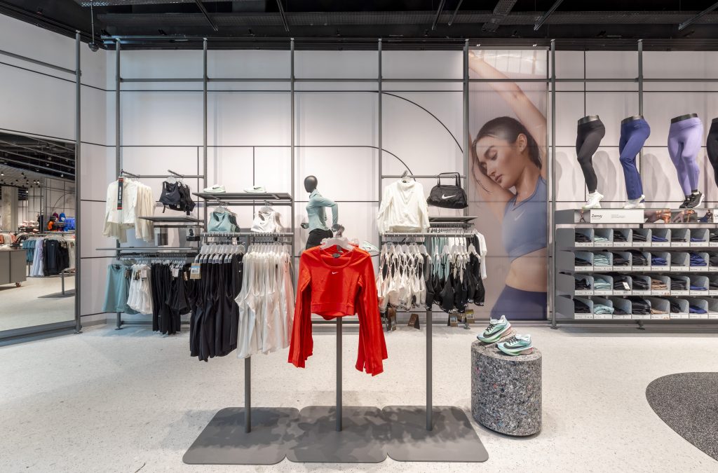 Espace sport femme dans le magasin Nike Aéroville avec mannequins, vêtements et mobilier retail
