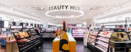 Intérieur de la boutique SEPHORA Levallois So Ouest avec mobilier retail, linéaires beauté et éclairage modernisé