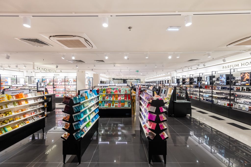 Vue en angle de la boutique SEPHORA Levallois avec rayons beauté, mobilier noir et circulation client