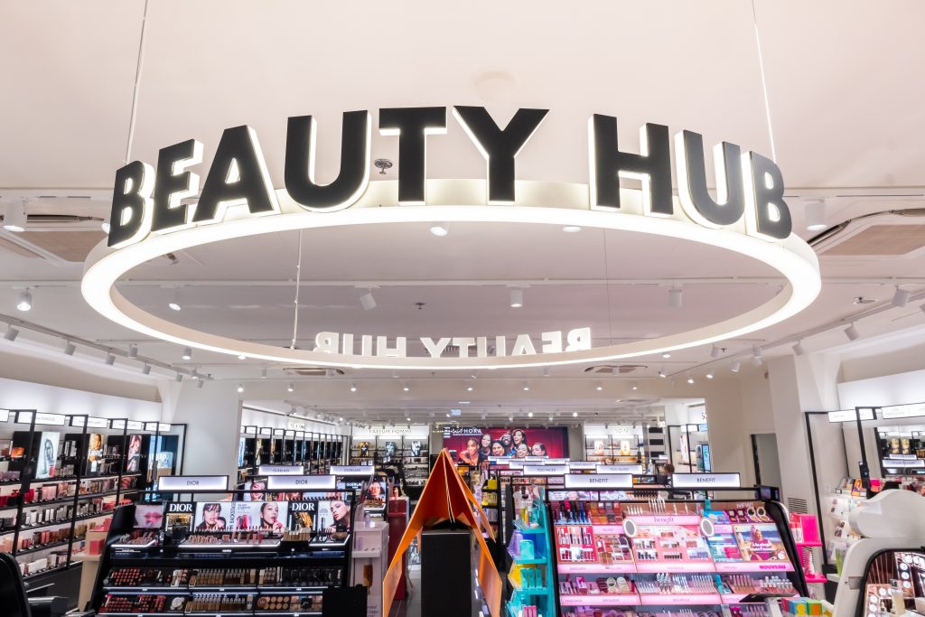 Beauty Hub dans la boutique SEPHORA Levallois So Ouest avec miroirs, postes beauté et mobilier de conseil