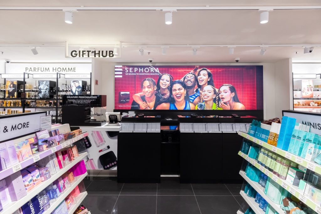 Espace caisses de la boutique SEPHORA Levallois So Ouest avec comptoir, mobilier retail et éclairage intégré