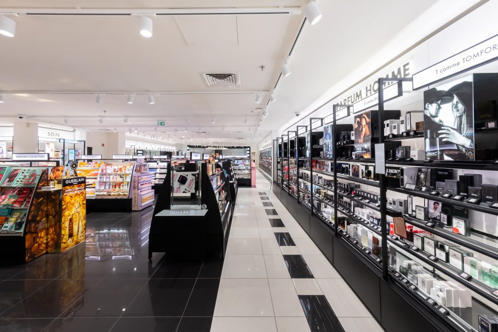 Linéaires parfums dans la boutique SEPHORA Levallois So Ouest avec mobilier noir et éclairage produit